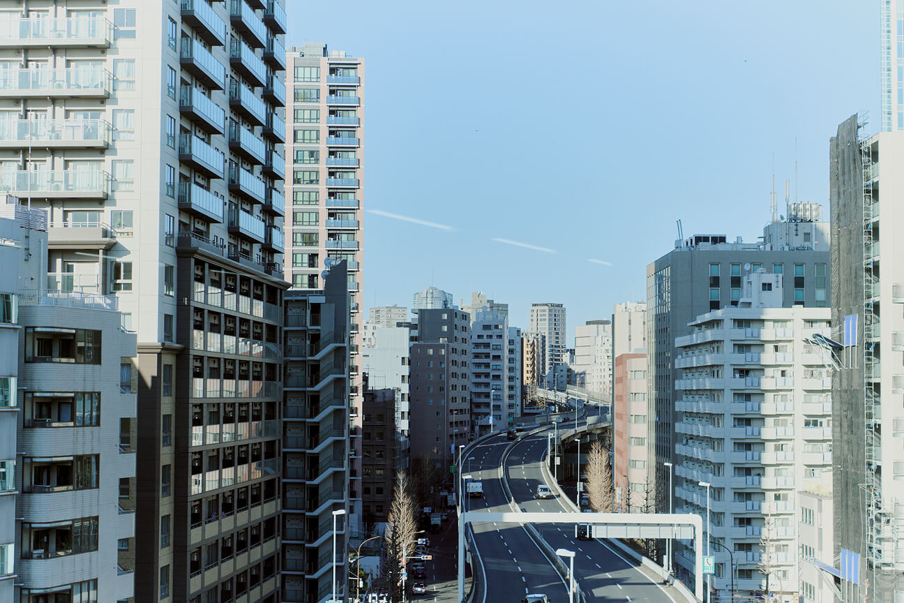 窓から見る都会の景色